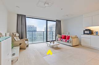 Découvrez cet appartement service une chambre prêt à emménager, avec vue sur mer et place de parking, situé dans la résidence Duinenzee.<br /><br />L’appartement offre une finition de qualité, un séjour lumineux avec coin repas et vue sur mer, une cuisine pratique et une salle de bains avec douche, lavabo et toilettes. La résidence propose aussi de nombreuses installations et services, tels qu’une salle de fitness, un sauna, un jacuzzi, un salon de coiffure, une brasserie et un service de navette.<br /><br />Sa situation centrale et sa magnifique vue sur la mer en font l’endroit idéal pour profiter pleinement et en toute sérénité de la vie à la côte.<br /><br /><strong>ATTENTION :</strong><br />Cet appartement-service est exclusivement destiné aux résidents ayant un besoin avéré de soins et d’assistance.