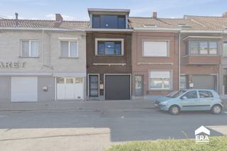 <p>Te koop: verrassend ruime gesloten woning in Roeselare, op de stadsrand en nabij scholen, openbaar vervoer en invalswegen.</p>
<p> </p>
<p>Deze woning biedt een comfortabele indeling met 4 slaapkamers, een tuin van 140 m² en een garage. Dankzij de conforme elektrische keuring en het ontbreken van renovatieplicht is het pand volledig instapklaar. Bovendien zorgen zonnepanelen en een zonneboiler voor een energiezuinige leefomgeving.</p>
<p> </p>
<p>Belangrijkste ruimtes:<br />• Ruime Woonkamer met aangename lichtinval<br />• Keuken met praktische indeling<br />• Badkamer met basisvoorzieningen<br />• 4 ruime slaapkamers, ideaal voor een gezin<br />• Veranda<br />• Garage en aparte wasplaats<br />• Kelder voor extra opslag<br />• Tuin (140 m²) met tuinhuis</p>
<p> </p>
<p>Troeven:<br />• Verrassend ruime woning met tuin, garage en 4 slaapkamers.<br />• Instapklaar: geen renovatieplicht en conforme elektrische keuring.<br />• Zonnepanelen en zonneboiler aanwezig.</p>
<p> </p>
<p>Neem vandaag nog contact op met je ERA-makelaar voor een bezoek.</p>
<p> </p>
<p>JOUW DROOMHUIS. ZO GEVONDEN!</p>