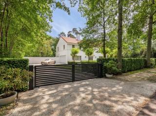 Zoekt u het ultieme vakantiegevoel zonder uw huis te verlaten? Dan is deze villa de perfecte woning voor u. Deze luxe, moderne en zeer lichte...