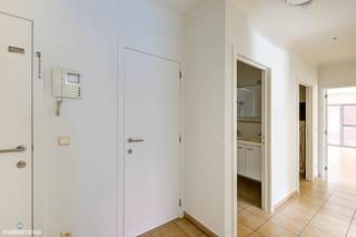 INSTAPKLAAR APPARTEMENT MET 2 SLAAPKAMERS EN PARKEERPLAATS AAN DE RAND VAN CENTRUM TONGEREN<br /><br />Dit instapklare appartement vinden we terug aan de Driekruisenstraat 1/5 te Tongeren en is gelegen op 5 minuten wandelen van het centrum. Dankzij deze centrale ligging zijn alle voorzieningen zoals winkels, eetgelegenheden en het openbaar vervoer op wandelafstand gelegen. De autostrade is op minder dan 5km gelegen waardoor omliggende steden vlot bereikbaar zijn.<br /><br />Het appartement is gelegen op de eerste verdieping en is bereikbaar via de lift of de trap.<br />De indeling is als volgt:<br />- Inkomhal.<br />- Ruime woonkamer met open keuken. De keuken is voorzien van een inbouwkoelkast, oven en een kookplaat met afzuigkap.<br />- Berging met aansluiting voor het wasmachine.<br />- 2 slaapkamers.<br />- Badkamer. De badkamer is voorzien van een dubbele lavabo en een bad-douche combinatie.<br />- Toilet.<br />- Overdekt terras.<br /><br />Het appartement is meteen beschikbaar.<br /><br />De gemeenschappelijke kosten bedragen €65/maand.<br />Het appartement is voorzien van verlichting, gordijnrails en een ondergrondse parkeerplaats.<br /><br /><span>Wilt u graag een bezichtiging inplannen voor dit instapklare appartement? Contacteer ons dan vrijblijvend via </span><span>info@matisimmo.be</span><span>.</span>