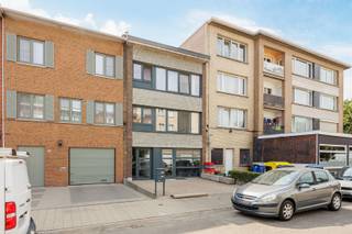 <p>centraal gelegen vlakbij Ter Heydelaan en Ruggeveldlaan met vlotte verbindingen naar Antwerpen, op wandelafstand van Delhaize.</p><p>Indeling: inkomhal, vestiairekast, leefruimte vooraan op vinyl met sierschouw, deels ingerichte keuken vooraan, twee slaapkamers op vinylvloer (11,5/9m2), oudere badkamer met ligbad, toilet en lavabo.<br />Terras achteraan met avondzon, toegankelijk via kleine slaapkamer.</p><p>Extra'q:<br />- gunstig EPC 176kWh/m2 - label B (geen renovatieverplichting)<br />- vernieuwd en geïsoleerd hoofddak<br />- elektrische installatie CONFORM<br />- CV installatie op gas (collectief - 2012)<br />- kleinschalig gebouw<br />- momenteel verhuurd</p><p>Info/bezoek: 03/283 83 00 - noord@sinjoor.be</p>