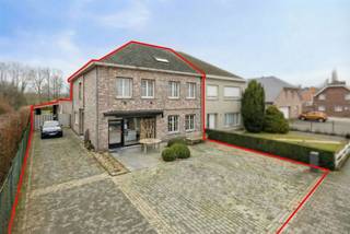 Dit veelzijdige handelshuis met atelier en ruim magazijn is gelegen in het gezellige Meldert en biedt een uitzonderlijke combinatie van wonen...