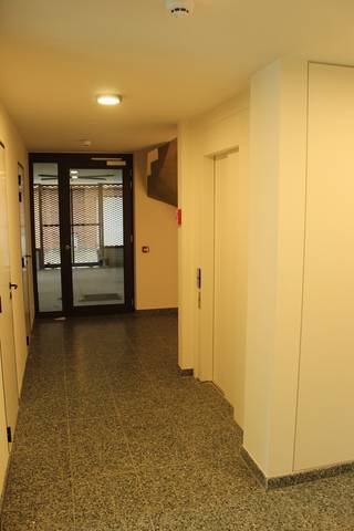 Nieuwbouwappartement, voorzien van inkom, apart toilet, woonkamer, ingerichte keuken, berging, 2 slaapkamers, ingerichte badkamer, terras, fietsenberging, autostaanplaats nr 3, berging 2.1 op het gelijkvloers.