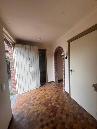 Bent u op zoek naar een charmante hoeve met veel ruimte en eindeloze mogelijkheden? Dan is deze uitzonderlijke fermette precies wat u zoekt! Ideaal voor wie nood heeft aan ruime garages, bergingen, magazijnen of een combinatie van wonen en werken. Indeling: Via de inkomhal met ruimte voor een vestiaire bereikt u een apart gastentoilet. Op het gelijkvloers vindt u verder een bureauruimte of extra slaapkamer, een gezellige woon- en eetkamer, een badkamer met douche en toilet, een ruime tweede slaapkamer, een bijzonder grote keuken, een praktische berging en een indrukwekkend ruime, lichtrijke veranda waar het heerlijk vertoeven is. Buiten beschikt het eigendom over twee ruime garages en een grote schuur met tal van mogelijkheden, ideaal voor opslag, hobby's of een zelfstandige activiteit. De woning is omgeven door een verzorgde tuin en ligt op een perceel van ca. 1.600 m², waar u in alle rust kunt genieten van de buitenruimte. Interesse? Neem gerust contact op voor meer informatie of een vrijblijvend plaatsbezoek via 0488/60.05.07.
