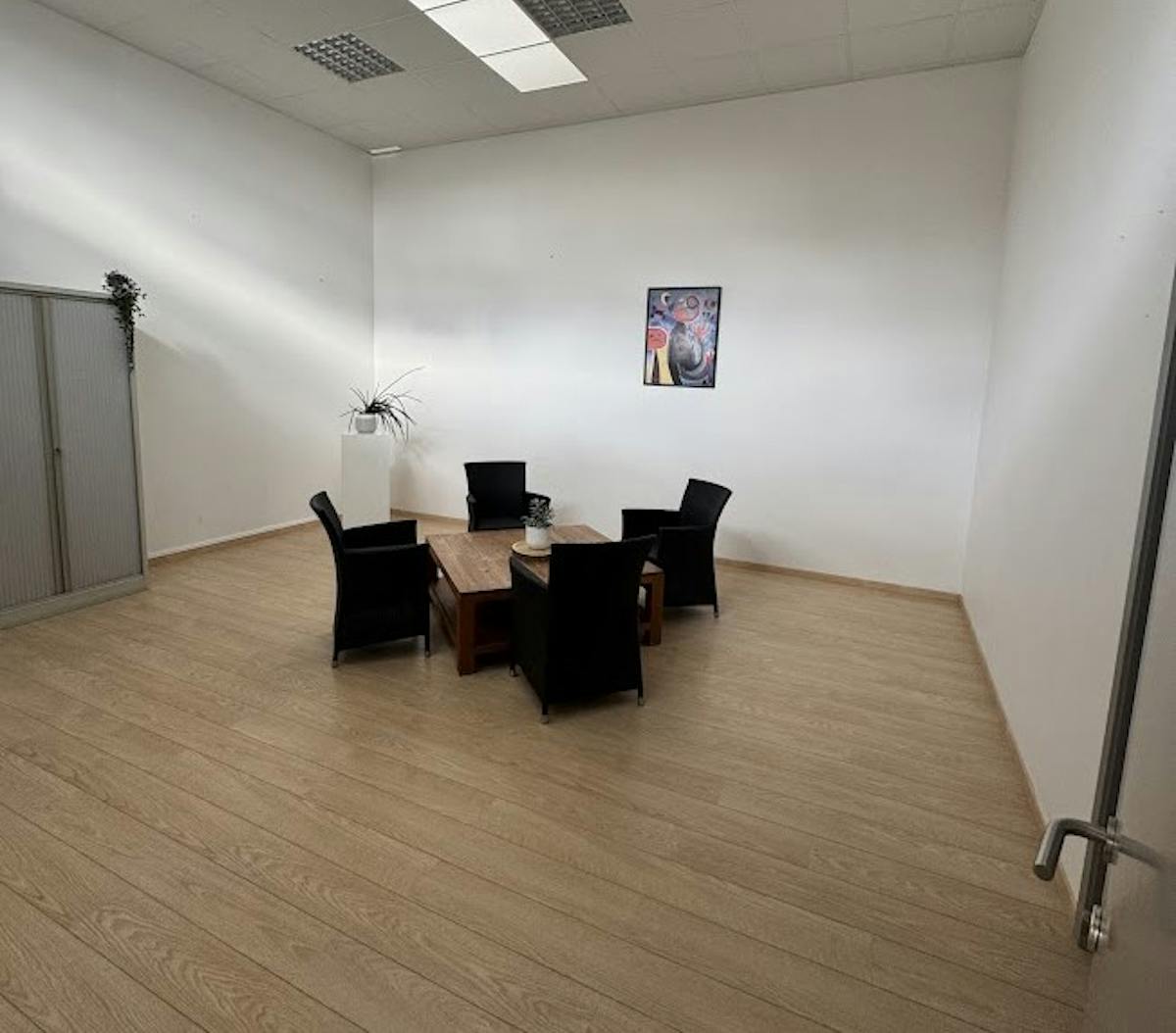 Office space 30 m2 for rent in a central location - photo 3