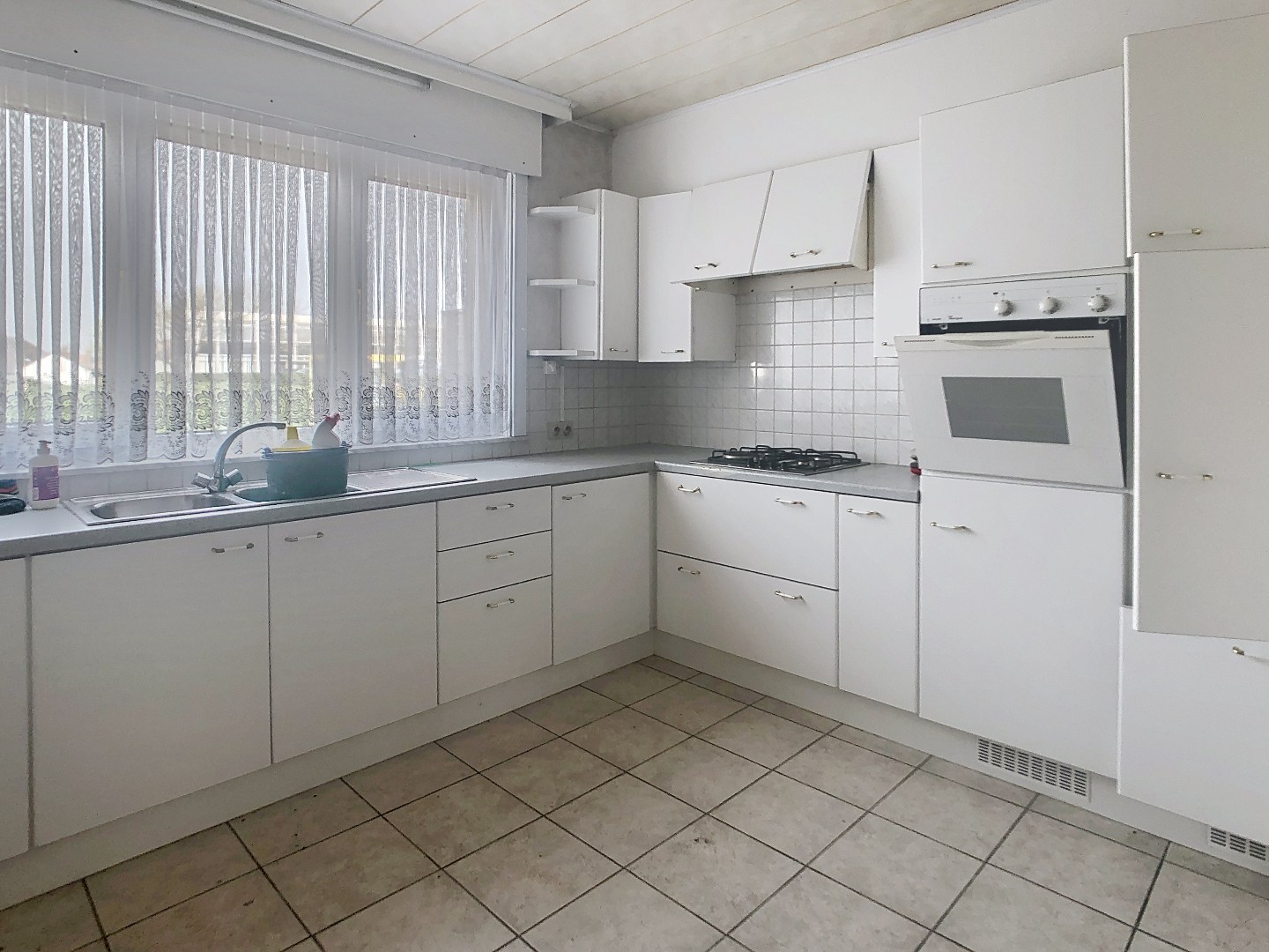 Woning met 2 slaapkamers, garage , berging en grote tuin - foto 2