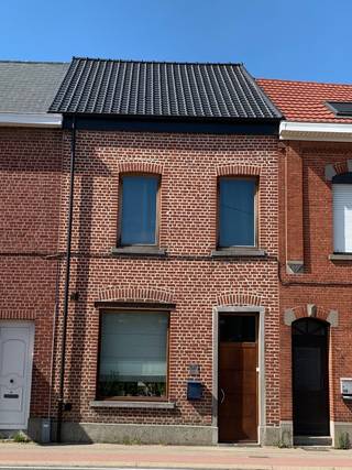 Onze woning ligt op fietsafstand van het station, centrum Leuven en op wandelafstand van de Delhaize (met gratis parkeerplaats en toegang tot de tuin). Met een hoge mobiscore van 9,2 zijn scholen, bakker, abdij van Vlierbeek, groene wandel/fietsomgeving, sportterrein, provinciaal domein, bibliotheek en apotheek vlot bereikbaar. De NW oriëntatie maakt het huis koel in de zomer en warm in de winter, hierdoor is het er in alle seizoenen aangenaam vertoeven.
EPC en Elektriciteit:
een recente renovatie van het dak (feb/26) zorgt voor een EPC C en dus geen renovatieplicht. Elektriciteit is ook conform.
Gelijkvloers: Je komt de woning binnen via een handige inkomhal met voldoende ruimte voor fietsen. De leefruimte is erg praktisch en sfeervol ingedeeld. De open keuken (volledig uitgerust met inductiekookplaat, vaatwasser en grote koelkast) vormt samen met de living het hart van huis. Een deels afgescheiden bureauruimte biedt de ideale plek voor thuiswerk. Verder op het gelijkvloers is er een kelder (bereikbaar via een luik in de bureau), de technische ruimte, apart toilet en handige badkamer met ligbad en dubbele lavabo.
Eerste verdieping: 3 ruime en gezellige slaapkamers en ook een apart toilet
Tweede verdieping: de zolderverdieping is via een vaste trap bereikbaar en is een grote ruimte voor een vierde slaapkamer met zicht op de tuin via een groot vensterraam.
Tuin: de tuin is een grote troef voor deze woning. Via een gezellig gangetje bereik je het grote terras (80 m2) waar je de hele dag zon hebt en een een weids open zicht over de omliggende tuinen. De grote kersenboom geeft prachtige bloesems in de lente, lekkere kersen in de zomer en is een perfecte schaduwplek om een hangmat op te hangen.
Heb je interesse om de woning te komen bezoeken, maak dan zeker een afspraak om te komen kijken. Overdag zijn we makkelijk bereikbaar via Whatsapp en na 18u ook telefonisch.