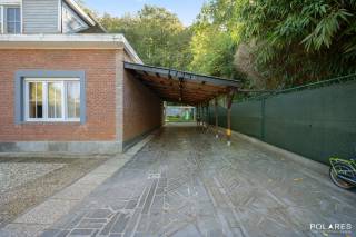 In Veltem-Beisem bevindt zich deze halfopen woning met 3 slaapkamers op een mooi zuid-gericht perceel van 5a55ca. De woning heeft een bewoonbare oppervlakte van 114 m²(volgens EPC), werd gebouwd in 1949 en in 2009 gedeeltelijk gerenoveerd. De woning is doorheen de jaren verzorgd en biedt tegelijk mogelijkheden om ze verder naar eigen smaak te moderniseren.<br /><br />Op het gelijkvloers vinden we een ruime inkomhal, een aangename leefruimte met woon- en eetkamer, een ingerichte keuken, een badkamer met douche en een eerste slaapkamer die eveneens perfect dienst kan doen als bureau of hobbyruimte. <br />De eerste verdieping omvat twee ruime slaapkamers en een deels ingerichte tweede badkamer. Daarnaast beschikt de woning over een praktische kelder.<br /><br />Buiten geniet u van een zuidgerichte tuin, een oprit met plaats voor meerdere wagens, een carport en 2 bijgebouwen die extra berg- of hobbyruimte bieden. <br />De groene omgeving rondom het perceel zorgt voor een aangename buitenbeleving.<br />Extra troeven zijn de conforme elektrische installatie en EPC-label D, waardoor er geen renovatieverplichting geldt. Het dak is afgewerkt met asbesthoudende leien. <br />Kortom, een interessante gezinswoning met een praktische indeling, aangename buitenruimte en heel wat mogelijkheden voor wie er graag zijn eigen thuis van maakt.<br /><br />Meer info of een bezoek inplannen? Contacteer Marijke 0489/01.14.96 of marijke@polares.eu