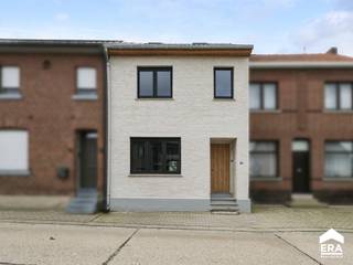 [[ DIT PAND NEEMT DEEL AAN DE ERA OPEN HUIZEN DAG OP 14/3 VAN 13:00 TOT 14:00 ]]
Deze woning, uit 1956, gelegen in het mooie Eigenbilzen, werd volledig gestript en <strong>gerenoveerd in</strong> <strong>2025</strong>. <br />Ondanks de rustige omgeving geniet je hier van alle voorzieningen binnen handbereik. Zo vind je in de nabije omgeving o.a. een apotheek, tandarts, bakkerij én kan je genieten van prachtige wandelingen in de <em>Vallei van Krombeek</em>. Daarnaast bereik je op 10 minuten het centrum van Bilzen en de oprit van de E313. Kortom: de ideale locatie!<br /><br />Bij het betreden van de woning kom je terecht in de ruime <strong>inkomhal</strong> dewelke toegang geeft tot de lichtrijke <strong>leefruimte</strong>.<br />Achteraan de woning bevindt zich de volledig uitgeruste <strong>keuken</strong>, voorzien van een koelkast, spoelbak, vaatwasser, keramische kookplaat en combi-oven. Dankzij de grote raampartijen geniet je hier van veel natuurlijke lichtinval en een prachtig uitzicht over de <strong>tuin</strong>.<br />De keuken geeft tevens toegang tot een <strong>berging</strong> (met lavabo en aansluiting voor wasmachine en droogkast).<br />Op de benedenverdieping bevindt er zich ook nog een <strong>apart toilet</strong> met handenwasser.<br /><br />Op de <strong>eerste verdieping</strong> vind je een nachthal, twee <strong>slaapkamers</strong> en een <strong>badkamer</strong> (met inloopdouche, toilet en dubbele wastafel in meubel).<br /><br />De <strong>zolderverdieping</strong> werd volledig afgewerkt en kan dienst doen als extra slaapkamer, hobbyruimte...<br /><br /><strong>TROEVEN:</strong><br />- Volledig gerenoveerd in 2025<br />- Energiezuinig label B<br />- Ventilatiesysteem<br />- Vloerverwarming op de benedenverdieping<br />- Voorzieningen voor airco's op de slaapkamers reeds aanwezig<br />- Regenwaterput (7.500 L)<br />- Aankoop onder 2% registratierechten mogelijk!