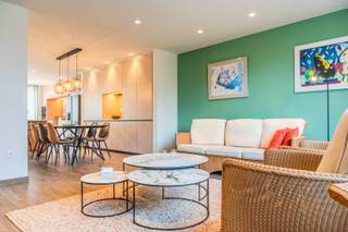 <strong>Welkom op Lage Kaart 397, Brasschaat!</strong><br /><br />In Brasschaat, de groenste gemeente van Antwerpen, presenteren wij deze uitzonderlijke woon- en werkwoning die opvalt door haar karakter, hoogwaardige materialen en de nieuwste technieken. Ideaal voor expats, zelfstandigen en professionals die wonen en werken willen combineren op één toplocatie.<br /><br />We betreden de woning via een r<strong>uime inkomhal (± 5 m²) </strong>met ingebouwde kasten. Rechts bevindt zich <strong>een kantoorruimte of slaapkamer (± 8 m²) </strong>met <strong>een privé douchekamer en toilet (± 2,61 m²)</strong>. Aansluitend is er een <strong>privé tuintje met berging.</strong><br /><br />Op het gelijkvloers is bovendien een <strong>technische ruimte (± 12,20m²) </strong>voorzien met <strong>aansluitingen voor wasmachine, droogkast en warmtepomp.</strong> De woning beschikt over <strong>een lift (1.5 x 1.7m²) </strong> waardoor alle verdiepingen vlot en comfortabel bereikbaar zijn.<br /><br />Op de <strong>eerste verdieping </strong>vinden we een <strong>open en lichtrijke leefruimte </strong>bestaande uit een volledig <strong>uitgeruste keuken (± 13 m²) </strong>met kookeiland, een <strong>eetruimte (± 7,31 m²)</strong> en een <strong>leefruimte (± 23,67 m²). </strong>Deze verdieping geeft toegang <strong>tot een terras, </strong>deels overdekt (± 1,70 m²) en deels open (± 11 m²). Daarnaast is er een <strong>apart gastentoilet.</strong><br /><br /><strong>De bovenste verdieping </strong>is ingericht als <strong>privé slaapverdieping.</strong> Via een <strong>ruime nachthal (± 10 m²) </strong>bereiken we de <strong>master bedroom (± 14 m²)</strong> met een aansluitende <strong>dressing (± 4,5 m²)</strong> en een <strong>badkamer (± 4,4 m²)</strong> met douche en dubbele lavabo. Ook hier is er <strong>een apart toilet.</strong><br /><br />En dan is er nog die extra plus die het verschil maakt:<strong> een afzonderlijke garagebox, </strong>veilig en gemakkelijk bereikbaar. Ideaal voor uw wagen, fietsen of extra opslag — comfort dat in het dagelijkse leven onmisbaar is.<br /><br />Een energiezuinige, stijlvolle en toekomstgerichte woning op een absolute topligging in Brasschaat, waar wonen en werken perfect samenkomen.<br /><br /><strong>Technisch:</strong><br />- EPC: 112 kWh/m2jaar, label B<br />- Direct beschikbaar<br /><br /><strong>Kosten:</strong><br />- Huur: €2 125/maand<br />- Nutsvoorzieningen : €375/maand<br />- 3 maanden huurwaarborg<br />- Plaatsbeschrijving: elke partij betaalt de helft<br /><br />Zelden komt wonen en werken zo stijlvol samen. Mis deze kans niet en ontdek deze<strong> uitzonderlijke “Casa Batlló”  te Brasschaat </strong>met alle hedendaagse comfort en technieken.  Maak vandaag nog uw afspraak <strong>via 03 369 70 33.</strong>