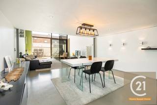 Découvrez ce loft unique et plein de caractère offrant une surface habitable de 126 m², où l’authenticité industrielle rencontre le confort...