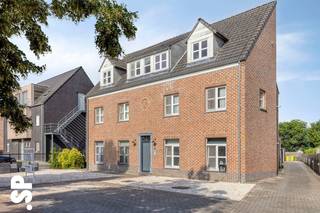 Gunstig gelegen 2slp APP met carport.<br /><br />Indeling: inkomhal, gastentoilet, een open leefruimte en keuken met aansluitend het terras, twee ruime slaapkamers, berging met was-aansluitingen en de badkamer.<br />Achteraan het gebouw treffen we nog een ruime privatieve carport en vooraan twee bezoekersparkings.<br /><br />Het appartement is centraal gelegen in de dorpskern van Noorderwijk en slechts op enkele minuten van centrum Herentals en de autostrade (E313).<br /><br />EPC: 165 kWh/m² - label B<br /><br />Extra troeven:<br />- Zeer makkelijk bereikbaar<br />- Twee ruime slaapkamers<br />- West-gericht terras<br />- ...<br /><br />Wenst u meer informatie of een bezoek? Contacteer IMMO SP op het nummer 014/51.95.00 of via caro@immosp.be