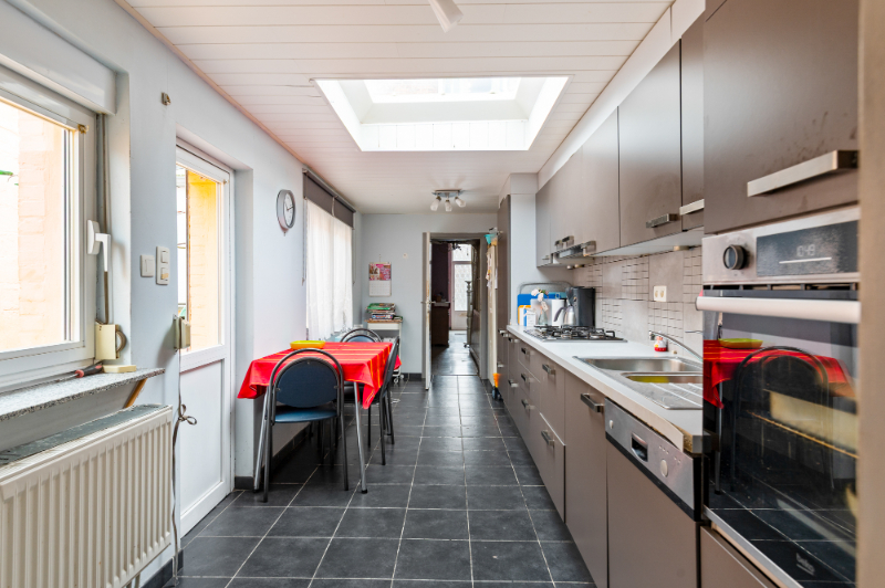 Rustig &amp; centraal gelegen te renoveren rijwoning met 3 SLK, tuin &amp; mogelijk garage - foto 3