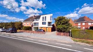 <h1><span>INSTAPKLAAR DAKAPPARTEMENT MET 2 SLAAPKAMERS, ZONNEPANELEN &amp; MOGELIJKHEID TOT EXTRA RUIMTE</span></h1><p><span>Modern, energiezuinig en instapklaar wonen op wandelafstand van het centrum van Geraardsbergen!</span></p><p><span>Bent u op zoek naar een </span><span>recent nieuwbouwappartement waar comfort, energiezuinigheid en een uitstekende ligging samenkomen?</span><span> Dan is dit prachtige dakappartement absoluut het ontdekken waard.</span></p><p><span>Dit </span><span>instapklare appartement met 2 slaapkamers</span><span> werd recent afgewerkt met oog voor hedendaags wooncomfort en beschikt over tal van troeven. Dankzij de </span><span>zonnepanelen en vloerverwarming via een warmtepomp</span><span> geniet u niet alleen van een aangenaam binnenklimaat, maar ook van een energiezuinige woning.</span></p><p><span>De leefruimte sluit mooi aan op de </span><span>volledig ingerichte keuken</span><span>, waardoor u beschikt over een aangename en praktische woonomgeving. Daarnaast zijn er </span><span>2 slaapkamers, een moderne badkamer en een afzonderlijk toilet</span><span>.</span></p><p><span>Een bijzonder extra pluspunt is de </span><span>zolderruimte</span><span>, die nog verder kan worden ingericht. Deze biedt de mogelijkheid om bijvoorbeeld een </span><span>extra slaapkamer, bureau, hobbyruimte of polyvalente ruimte</span><span> te creëren.</span></p><h3><span>DE TROEVEN OP EEN RIJ</span></h3><ul><li><span>Recent afgewerkt nieuwbouwappartement</span></li><li><span>2 slaapkamers</span></li><li><span>Mogelijkheid tot extra ruimte op de zolder</span></li><li><span>Ingerichte keuken</span></li><li><span>Moderne badkamer</span></li><li><span>Afzonderlijk toilet</span></li><li><span>Zonnepanelen</span></li><li><span>Vloerverwarming via warmtepomp</span></li><li><span>Elektrische installatie conform AREI</span></li><li><span>Eigen staanplaats</span></li><li><span>Fietsenstalling</span></li><li><span>Op wandelafstand van het centrum van Geraardsbergen</span></li><li><span>Verkoop onder registratierechten van 2% bij aankoop van de enige eigen woning</span></li></ul><p><span>Een ideale woning voor wie </span><span>comfortabel, energiezuinig en toekomstgericht</span><span> wil wonen, zonder nog grote werken te moeten uitvoeren.</span></p><p><span>Interesse?</span><span> Reageer via deze advertentie. Wij nemen vervolgens telefonisch contact met u op om een persoonlijk bezoek in te plannen.</span></p>