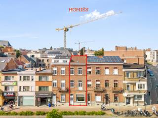 Deze te renoveren stadswoning bevindt zich in de Naamsevest 12, op een strategische locatie vlak bij winkels, scholen, openbaar vervoer en op korte wandelafstand van het bruisende stadscentrum. Dankzij de reeds verkregen omgevingsvergunning vormt dit pand een uiterst interessante kans voor wie een renovatieproject wil combineren met comfortabel wonen en/of werken in hartje Leuven. De woning biedt een solide basisstructuur en een ruim woonvolume dat zich uitstrekt over meerdere niveaus. Op het gelijkvloers bevindt zich een aparte bureauruimte met vergaderruimte, ideaal voor zelfstandigen, thuiswerkers of wie graag een praktijkruimte aan huis heeft zonder het wooncomfort te verstoren. Op de eerste verdieping start het eigenlijke woongedeelte, met een lichtrijke leefruimte, een keuken met eetplaats en toegang tot een terras. De tweede verdieping beschikt over drie slaapkamers en twee badkamers. De bovenste verdieping doet vandaag dienst als speelzolder, maar kan even goed ingericht worden als vierde slaapkamer, bureau of hobbyruimte. Belangrijk: er dienen verplichte ruwbouwwerken uitgevoerd te worden ter waarde van ongeveer €50.000. Extra troeven zijn de gemeenschappelijke binnentuin, een rustige groene oase midden in de stad, én de toegang voor fietsen. Stedenbouw in aanvraag. Interesse? Aarzel dan niet om ons te contacteren via info@homies.be of via 016 22 82 22.