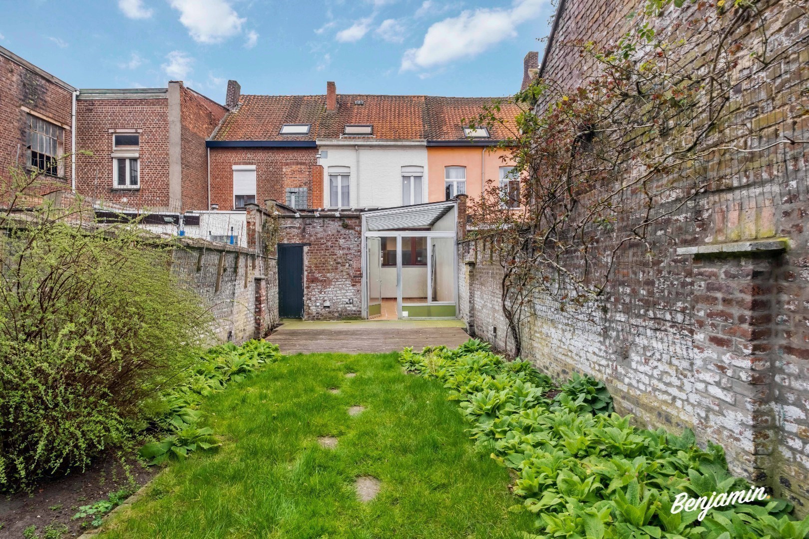 Spacious, well-maintained terraced house with 4 bedrooms, garden, and garage in a central location in Menen. - photo 4