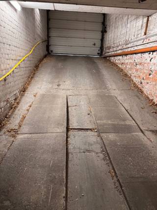 Zeer centraal gelegen ondergronds privatieve parkeerplaats te Lier te huur. Vlak achter de winkelstraat en pal tegen de Lierse vest is...