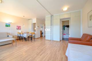 Achat de multipropriété: Studio - 10/12 mois (y compris juillet et août). Emplacement - 5,5/12 mois.Studio avec une belle vue sur le lac à Duinbergen.Ce studio lumineux au mobilier contemporain est situé dans un domaine calme et verdoyant à Duinbergen, avec une vue magnifique sur le lac. Un endroit idéal pour ceux qui recherchent le confort et la détente dans un cadre naturel, juste à l'écart de l'agitation du centre-ville. L'espace de vie est baigné de lumière grâce à de grandes fenêtres et communique agréablement avec une cuisine ouverte entièrement équipée. Le coin nuit est pratiquement intégré et offre un accès direct à une salle de bains bien entretenue, équipée d'une baignoire et d'un lavabo. Toilette séparée. L'espace de vie s'ouvre sur un balcon ensoleillé où l'on peut profiter de la vue sur l'eau.En tant que résident, vous bénéficiez d'excellents équipements au sein de la résidence, notamment d'une piscine couverte et chauffée. Celle-ci est accessible de 6h à 22h, sauf vers l'heure du midi pour cause d'entretien. Diverses zones de loisirs telles que des tables de ping-pong et un terrain de basket se trouvent également dans le magnifique domaine de plus de 20.000 m², qui comprend un parc et une plage privée. Il y a également la possibilité d'acheter un emplacement dans la résidence.Vous souhaitez obtenir des informations complémentaires ou programmer une visite ? Contactez Enzo Logiudice au 0474/62 18 81 ou par e-mail enzo@immocnc.be.