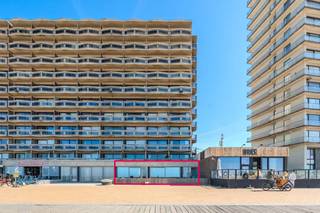 Ontdek dit uniek en zeer ruim (165m²) gelijkvloers appartement te koop in de Residentie Aldis te Oostende. Dit appartement is volledig instapklaar en geniet van een absolute toplocatie met frontaal zeezicht, het strand, openbaar vervoer en tal van voorzieningen in de directe omgeving.Indeling:*Gelijkvloers- inkomhal- leefruimte met een schuifraam naar het magnifiek terras- open keuken voorzien van keramisch kookvuur, spoeltafel, frigo met vriesvak en combi-oven- aparte berging - slaapkamer 1 (12m²)- slaapkamer 2 (9m²)- afzonderlijk toilet- terras met frontaal zicht op de zeedijk en het strand *Verdieping Sous-sol - badkamer 1 uitgerust met ligbad, toilet en lavabo- badkamer 2 uitgerust met inloopdouche, toilet, lavabomeubel met spiegelkast- ruime berging met aansluiting voor wasmachinePluspunten:- frontaal zeezicht- pal aan het strand- zonnig terras - instapklaar - ruim appartement - toplocatie- EPC label B Bent u op zoek naar een ruim gelijkvloers appartement te koop met een adembenemend zicht op zee? Contacteer ons voor een bezoek ter plaatse en ontdek dit uniek pand!Bestuursmaatregelen in het maatregelenregister: in aanvraag