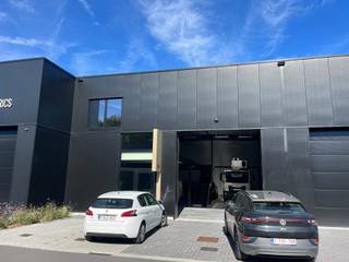 Langs de Haachtsesteenweg in Steenokkerzeel bieden wij een moderne KMO-unit aan van 231m² opslagruimte met een mezzanine van 66m².Deze unit is ideaal...