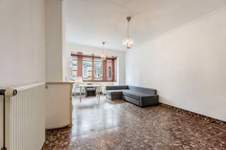 Op zoek naar een ruime woning met karakter en potentieel, gelegen in het hart van Menen? Dan is dit pand absoluut een bezoek waard! Dankzij de centrale ligging bevindt u zich op wandelafstand van winkels, scholen, openbaar vervoer en andere faciliteiten.<br /><br />Deze ruime rijwoning beschikt over een gunstig EPC C en biedt tal van mogelijkheden, zowel voor eigen bewoning als voor een combinatie van wonen en werken.<br /><br />Op het gelijkvloers bevindt zich een polyvalente ruimte die perfect kan worden ingericht als een ruime en gezellige leefruimte maar evengoed kan dienen als handels- of praktijkruimte. Ideaal voor wie flexibiliteit zoekt! Aansluitend vinden we een zeer ruime keuken voorzien van alle nodige toestellen. Bovendien is er achterliggend nog een gastentoilet.<br /><br />Verder beschikt deze woning over vier volwaardige en ruime slaapkamers, een badkamer voorzien van douche en nog een tweede toilet op de eerste verdieping. Hierdoor is deze eigendom uitermate geschikt voor grotere gezinnen of voor wie graag wat extra ruimte heeft.<br /><br />Troeven:<br />- Centrale ligging in Menen<br />- EPC C – geen renovatieverplichting<br />- Elektriciteit is conform het AREI<br />- 4 ruime slaapkamers<br />- Mogelijkheid tot handelsruimte of ruime living<br />- Gezellige en onderhoudsvriendelijke buitenruimte<br /><br />Plan vandaag nog uw bezoek en laat u verrassen door deze zeer ruime woning in het hartje van Menen.<br /><br />UC: 20251106-0003566468-RES-2 EPC: 253KWh<br />ref: RVP/26033/K