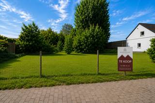 Op een bijzonder vlot bereikbare locatie op de Nieuwe Steenweg 3 (LOT 1) in Elversele bevindt zich dit interessante bouwperceel, geschikt voor...