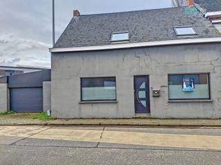 Deze woning werd volledig gestript. Ideaal voor mensen die houden van grote renovatiewerken.De woning bestaat vandaag uit een inkomhal met toilet,...