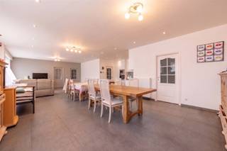 <p><span><strong>2,9% HUURRENDEMENT | ENERGIEZUING GELIJKVLOERS APPARTEMENT MET GROOT TERRAS OP TOPLIGGING IN HARTJE TIELT</strong></span><br /><span>In hartje Tielt, vinden we dit kwalitatief (bouwjaar 2014) gelijkvloers appartement, vlakbij bakker, slager, supermarkt, scholen, restaurants en openbaar vervoer, doch met rustige ligging. Met een bewoonbare oppervlakte van maar liefst 130 m² kan men genieten van een prachtige ruime en lichtrijke leefruimte met open keuken, 2 slaapkamers en voldoende bergruimte. Daarnaast kan men volledig tot rust komen op het grote privéterras van maar liefst 60 m². Met een huurrendement van 2,9 % is dit de ideale investeringseigendom maar ook voor eigen bewoning heel interessant.</span><br /><span>Kijkdag op afspraak zaterdag 29 augustus, mail of bel om jouw afspraak vast te leggen.</span></p><p><br /><span><strong>INDELING: </strong></span><br /><span>We komen binnen in de inkomhal met rechtstreekse toegang tot de zeer ruime leefruimte met open keuken. De leefruimte geniet grote raampartijen die zorgen voor veel natuurlijk lichtinval. De open keuken is voorzien van alle comfort (kookplaat, dampkap, spoelbak, vaatwasmachine, oven, microgolfoven) en geniet aansluitend een grote berging met aansluiting wasmachine. Verder zijn er 2 ruime volwaardige slaapkamers waarvan 1 met zicht op het terras van maar liefst 60 m² die mag worden afgesloten. Het appartement geniet tevens een uitgeruste badkamer met zowel bad als douche, lavabo met meubel en toilet. Tot slot kan men nog aansluitend een garage bijkopen voor 28.000 euro. Dit uitgerust met kraantje, elektriciteit en een geautomatiseerde sectionale poort. </span></p><p><br /><span><strong>TROEVEN: </strong></span><br /><span>- Topligging</span><br /><span>- 130 m² bewoonbare opp.</span><br /><span>- Terras van 60 m²</span><br /><span>- Energiezuinig</span><br /><span>- Garage</span><br /><span></span></p>