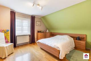 <p><strong>Te koop: ruime open bebouwing in een rustige residentiële wijk van Oostduinkerke, op korte afstand van zee en duinen.</strong></p>

<p> </p>

<p>Deze woning uit 1989 biedt een solide basis met veel ruimte voor een gezin. Gelegen in de Myosotislaan, geniet u van een rustige omgeving met alle voorzieningen binnen handbereik. Met vier slaapkamers en twee badkamers is er plaats voor iedereen. De aanwezigheid van een veranda en dubbele garage maken het geheel extra praktisch.</p>

<p> </p>

<p>Belangrijkste ruimtes:<br />• Living met grote ramen en veel lichtinval<br />• Eetkamer aansluitend op de keuken<br />• Keuken met functionele indeling<br />• Vier slaapkamers, ideaal voor gezin of gasten<br />• Twee badkamers met basisvoorzieningen<br />• Veranda met zicht op de tuin<br />• Dubbele garage met directe toegang tot de woning</p>

<p> </p>

<p>Troeven:<br />• Rustige residentiële ligging in Oostduinkerke<br />• Vier slaapkamers en twee badkamers<br />• Dubbele garage en veranda</p>

<p> </p>

<p>Neem vandaag nog contact op met uw ERA-makelaar voor een bezoek.</p>

<p> </p>

<p>JOUW DROOMHUIS. ZO GEVONDEN!</p>
