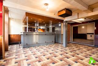 Het totale project bestaat uit 2 handelsruimtes, 2 appartementen en een garage.In het voormalige café "De Gouden Pluim", zijn er 2 grote gelagzalen,...