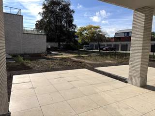 Welkom in dit nieuwbouw energiezuinig gelijkvloersappartement welke deel uitmaakt van project NOVUS te Bonheiden, gelegen op een unieke locatie in centrum Bonheiden.Het appartement omvat 2 slaapkamers, badkamer met inloopdouche, WC, wasplaats en living met ingerichte open keuken welke uitgeeft op het terras.Verder beschikt het appartement over een gemeenschappelijke fietsenberging, zonnepanelen en is er de mogelijkheid tot huren van een autostaanplaats met aansluitende berging.(+75euro/maand)