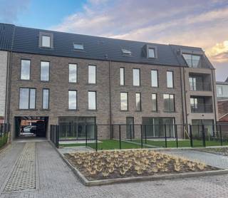 <ul>
	<li>Project in afwerkingsfase - bezoek ter plaatse mogelijk</li>
	<li>10 appartementen </li>
	<li>1,2 of 3 slaapkamers</li>
	<li>Moderne architectuur </li>
	<li>Rustige, groene omgeving</li>
	<li>Ruime parkeermogelijkheden</li>
	<li>Energiezuinig</li>
</ul>
OMGEVING<br />Dit project biedt 10 prachtige appartementen met modern comfort en een uitstekende locatie centraal tussen Coppietersbos en station, gemakkelijk bereikbaar via invalswegen E403/E40. Geniet van rustige, groene omgevingen op steenworp afstand van het historisch stadscentrum van Brugge. Ruime parkeermogelijkheden voor bewoners en bezoekers. Nabij winkels, restaurants, scholen en recreatieve voorzieningen voor een gemakkelijk en aangenaam dagelijks leven.<br /><br />INDELING<br />Elk appartement wordt zorgvuldig ontworpen met hoogwaardige materialen en moderne voorzieningen. De indeling omvat een inkom met apart gastentoilet, bergruimte en een lichtrijke leef- en zitruimte. Met 1, 2 of 3 slaapkamers, een volledig uitgeruste badkamer en een zonnig terras biedt elk appartement comfort op maat. De appartementen op de benedenverdieping beschikken over een gezellige tuin. Met 10 beschikbare appartementen van 78m² tot 125m² is er voor elk wat wils. Ruimte, licht en functionaliteit staan centraal in elk ontwerp.<br /><br />E-PEIL 30<br />Elk appartement wordt kwalitatief en energiezuinig afgewerkt met de nodige zonnepanelen, vloerverwarming en een lucht-water warmtepomp om te voldoen het E-peil 30.