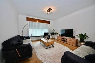 <p>Deze woning beschikt over een zeer ruime inkom, een woonkamer met veel lichtinval , een gerenoveerde keuken, een wasplaats en een badkamer. Op de tussenverdieping bevindt zich een slaapkamer. Op de eerste verdieping bevinden zich 2 slaapkamers en een apart toilet. De tweede verdieping is ingericht als slaapkamer met een douche en lavabo. <br />De woning beschikt over een kelder en een zonnige afgesloten tuin.<br />Elektriciteit conform!</p>