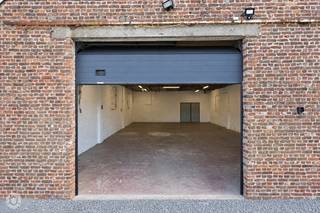 Op een uitstekende locatie te Sint-Katelijne-Waver bevindt zich deze garage/magazijnruimte van +- 95 m². De ruimte is gelegen nabij centrum Mechelen en verder geniet u van een uitstekende bereikbaarheid naar de R6 en de E19 richting Antwerpen of Brussel.<br /><br />Vooraan de garage beschikt u ook over voldoende parkeermogelijkheden. Dit is een uitstekende opportuniteit als u op zoek bent naar een garage op een toplocatie in regio Mechelen. Contacteer ons voor meer informatie op 0474/78 07 73 of via info@boonstravastgoed.be . <br /><br />Bijzonderheden : <br />- Garage<br />- Voldoende parking<br />- Oppervlakte = 95 m²