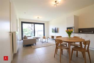Comfortabel wonen met extra luxe in hartje Sint-NiklaasOntdek deze verzorgde serviceflat in Sint-Niklaas, gelegen op de eerste verdieping in een...