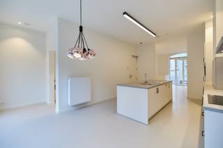 APPARTEMENT DUPLEX RÉNOVÉ DANS LE QUARTIER BELLE-ÉPOQUE<br />Rez-de-chaussée : cuisine ouverte (entièrement équipée), salon, grande terrasse arrière également reliée au sous-sol, toilettes séparées.<br />Sous-sol : couloir, débarras, salle de bain avec douche et toilette (branchement pour machine à laver fourni), 2 chambres (chacune avec accès à la terrasse)
<ul>
<li>Duplex (rez-de-chaussée + sous-sol)</li>
<li>Disponible immédiatement</li>
<li>Provisions sur frais fixes : € 50 par mois</li>
<li>Abri à vélos partagé</li>
<li>Chauffage individuel au gaz</li>
<li>EPC :E35</li>
</ul>