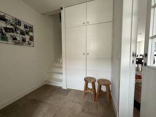 Deze prachtige en perfect afgewerkte tussenwoning bevindt zich op wandelafstand van het centrum van Torhout en vlakbij Parochie Don Bosco. De woning is in goed onderhouden staat en biedt u alles wat een mooie gezinswoning kan bieden: ruime bewoonbare oppervlakte (157 m²), lichtrijke woonruimtes, 3 à 4 slaapkamers, veel extra bergruimte met oa een grote dubbele garage, een topper!<br />Indeling:<br />GELIJKVLOERS - inkomhal met gastentoilet, lichtrijke leefruimte met uitgeruste open keuken, onmiddellijk uitgevend op het mooie terras en tuin, praktische berging/wasruimte<br />VERDIEPING - nachthal, 3 slaapkamers (2 slaapkamers en 1 dressing en/of kinderkamer), badkamer met lavabomeubel, douche en toilet<br />2e VERDIEPING - een ruime slaapkamer met gezellige loungehoek, perfect als master of tienerkamer<br />De BUITENOMGEVING omvat de private oprit, een gezellige tuin met (zonne) terras, een dubbele garage perfect voor uw wagen, fietsen en extra opslagruimte. Deze is gemakkelijk bereikbaar van de achterkant.<br />Aarzel niet en stuur ons uw bezoek-aanvraag door. <br />De woning is vrij per 1 juli.