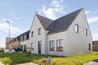 Binnen de ring van Roeselare, op het grondgebied van Hooglede, bevindt zich deze ruime halfopen woning met zadeldak (lot 105). De woning beschikt over een lichtrijke leefruimte, een kwalitatief ingerichte keuken en badkamer, 3 slaapkamers, een ruime zolder (toegankelijk via een vaste trap) kan ingericht worden tot een extra slaapkamer of hobbyruimte. De woning werd reeds opgebouwd en wordt volgens de wensen van de koper volledig verder afgewerkt door Dumobil en instapklaar opgeleverd. Voorzien van alle nodige vloerbekleding, met aangelegde tuin voorzien van een afsluiting, terras en gazon en een aangelegde voortuin met oprit en pad naar de voordeur. Door de combinatie van het warmtenet en zonnepanelen verwarm je duurzaam en met de nieuwste technieken.<br /><br />Met een E-peil onder de 20 geniet je van heel wat voordelen en als bewoner van dit futureproof woonproject beschik je daarbij over alle faciliteiten van het e-mobipunt. Er is een vlotte verbinding met de ring rond Roeselare en het centrum van Roeselare.<br /><br />Deze all-inprijs excl. kosten omvat een volledig afgewerkte, instapklare woning met álle voorzieningen en omgevingswerken inbegrepen. De totale kostprijs inclusief wettelijke kosten waaronder registratierechten, btw, notariskosten en aansluitingskosten kan je eenvoudig bekijken op onze <u><strong>website</strong></u>: <u><strong>www.dumobil.be/nl/woonprojecten/projecten/hooglede-nieuwbouwwoningen</strong></u> En/of contacteer onze bouwadviseur Sam Borrey voor meer info: 0483/21.01.33 | sam@dumobil.be<br /><br />Deze prijs is exclusief kosten en btw, bekijk de ALL-IN prijs voor een volledig afgewerkte en instapklare woning, inclusief alle kosten op onze website: <strong>www.dumobil.be/nl/woonprojecten/projecten/hooglede-nieuwbouwwoningen </strong>/ Of vraag vrijblijvend informatie via onze bouwadviseur: Sam Borrey: <strong>sam@dumobil.be</strong> | <strong>0483 210 133</strong>.