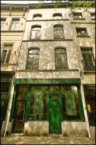 Bent u op zoek naar een uitstekend gelegen pand voor uw handelsactiviteiten? Deze commerciële ruimte bevindt zich in het hart van het historisch stadscentrum en biedt een ideale locatie voor diverse zakelijke doeleinden.<br /><br />Eigenschappen:
<ul>
	<li>Locatie: Centraal gelegen in een drukbezochte en goed bereikbare omgeving.</li>
	<li>Oppervlakte: 56 m², ideaal voor een winkel, kantoor, of andere commerciële activiteiten.</li>
	<li>Veelzijdigheid: Geschikt voor verschillende handelsdoeleinden dankzij de gunstige indeling en toplocatie.</li>
</ul>
<br />Heeft u interesse of wenst u meer informatie? Aarzel niet om contact op te nemen via jeffrey@jurimmo.be of bel naar 03 369 23 36