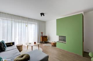 GERENOVEERD APPARTEMENT MET TWEE SLAAPKAMERS, TWEE BALKONS EN ONDERGRONDSE AUTOSTAANPLAATS NABIJ HET CENTRUM VAN HASSELT<br /><br />Dit gerenoveerde appartement bevindt zich nabij het centrum van Hasselt. Op slechts 15 minuten wandelen bereikt u het bruisende centrum van Hasselt. Dankzij de uitstekende ligging bevinden winkels, restaurants, scholen, het openbaar vervoer en het station zich op wandelafstand. Ook het Kapermolenpark en de Japanse Tuin liggen in de nabije omgeving.<br /><br />Bovendien bevindt het Dusartplein zich op slechts 10 minuten wandelen, waardoor u optimaal kunt genieten van de talrijke evenementen die deze locatie te bieden heeft. Dankzij de centrale ligging bereikt u eveneens vlot de omliggende steden en bevinden de op- en afritten van de snelweg zich op slechts 5 minuten rijden. De Grote Ring van Hasselt bereikt u bovendien al na 1 minuut rijden.<br /><br />Het appartement is gelegen op de derde verdieping en is bereikbaar via zowel de lift als de trap.<br />Het appartement werd in 2010 volledig gerenoveerd en kreeg in 2025 een grondige opfrissing. Hierbij werden onder meer de schilderwerken, kitwerken, deuren, deurklinken, lampen, gordijnrails en de vaatwasser vernieuwd.<br /><br />De indeling is als volgt:<br />- <span>Inkomhal.<br />- </span><span>Apart toilet.<br />- </span><span>Berging. <br />- </span><span>Lichtrijke woonkamer met zit- en eetgedeelte, voorzien van een gashaard.<br />- </span><span>Keuken. De keuken is uitgerust met een inbouwkoelkast met vriescompartiment, een combi-oven, een inductiekookplaat met afzuigkap en een vaatwasser.<br />- </span><span>Twee slaapkamers, waarvan één voorzien is van een inbouwkast.<br />- </span><span>Ruime badkamer, uitgerust met een inloopdouche, ligbad en enkele lavabo.<br />- </span><span>Twee balkons. </span><br /><br />Het appartement is beschikbaar vanaf 01/10/2026.<br /><br />De gemeenschappelijke kosten bedragen € 80 per maand.<br /><br />Daarnaast beschikt het appartement over een ondergrondse autostaanplaats.<br />Tot slot is het appartement voorzien van verlichting, gordijnrails en vliegenramen.<br /><br />Wilt u dit gerenoveerde appartement graag bezichtigen? Contacteer ons dan vrijblijvend via info@matisimmo.be.
