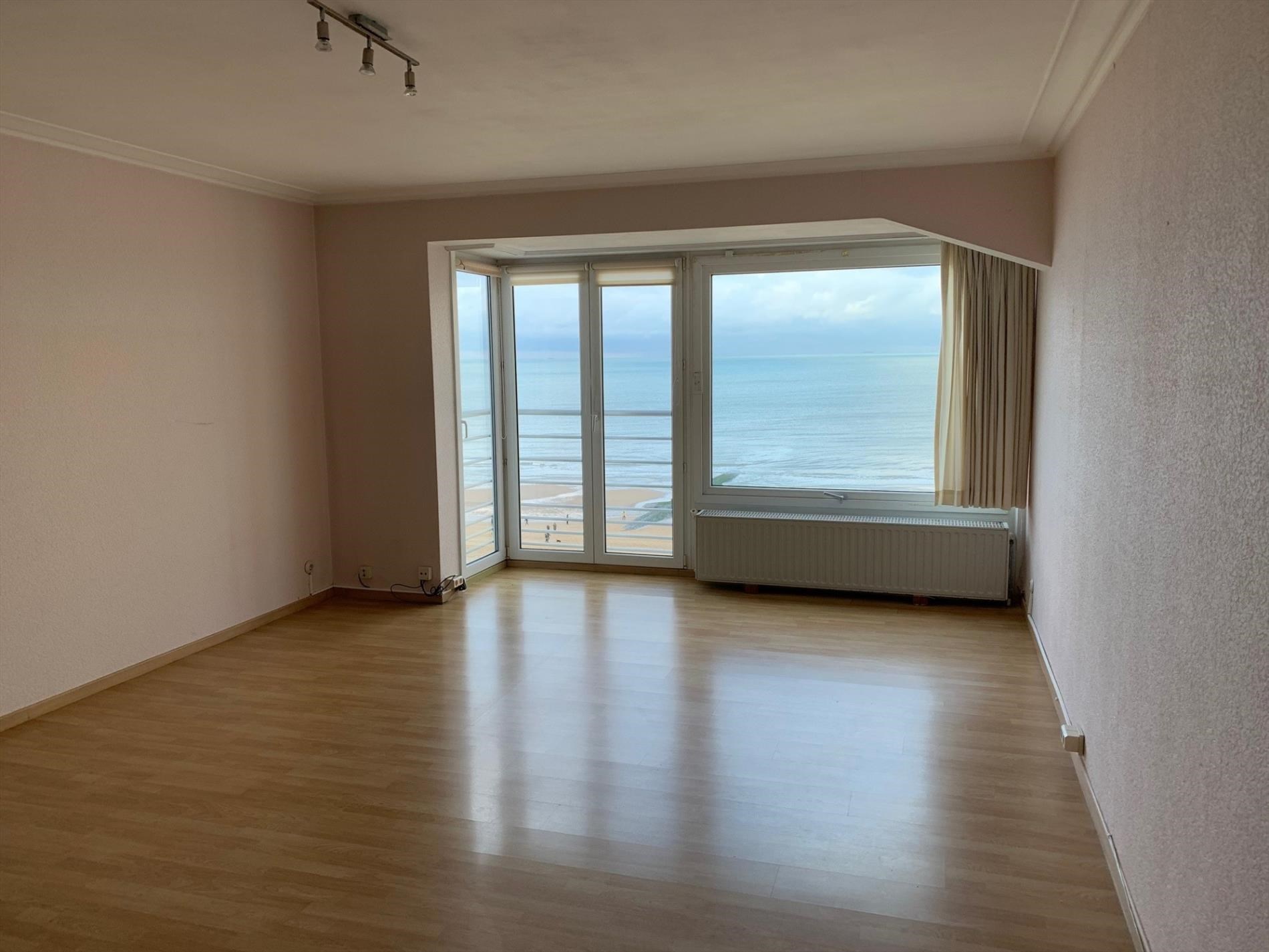 Ongemeubeld éénslaapkamer-appartement met frontaal zeezicht - foto 3