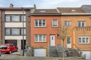 Immo Pické biedt U deze goed onderhouden en gunstig gelegen woning aan in de nabijheid van scholen, winkels, openbaar vervoer en de...