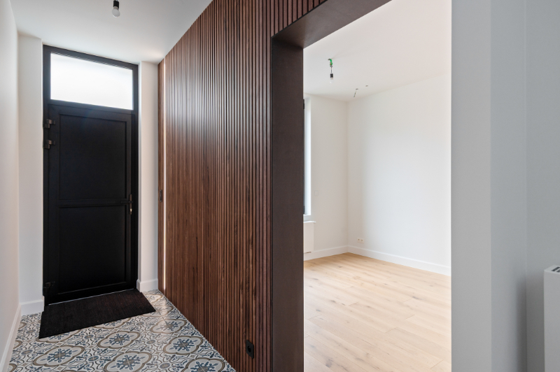 Instapklare & volledig gerenoveerde rijwoning met 3 SLK & tuin - foto 2