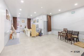 Bent u op zoek naar een perfect gelegen handelsruimte? Dan is dit pand precies wat u zoekt! Gelegen in het bruisende hart van Sint-Niklaas,...