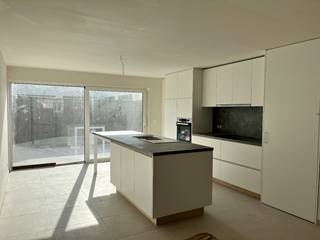 Lichtrijke woningen met 3 slaapkamers en zonnige tuin.De indeling is als volgt:GLV: inkomhal met gastentoilet - lichtrijke leefruimte met volledig...