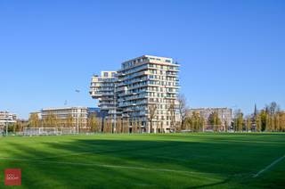 Standingvol nieuw en volledig ingericht hoek-appartement op de 8ste verdieping. Fenomenale zichten. Hoogwaardige afwerking. Bestaande uit een inkomhall en vestiaire, living met gashaard, smaakvol ingerichte keuken, annex wasplaats, 2 slaapkamers, bureel / 3de slaapkamer, grote badkamer, grote terrassen en wintertuin. Ondergronds is er een mogelijkheid tot garagebox, autostandplaats. De kelderberging is inbegrepen. Airco / vloerverwarming / Wilfra-afwerking. Uniek. Bezoek is uiteraard vrijblijvend.  