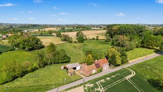 Gelegen te Bever, een kleine faciliteiten gemeente naast Galmaarden
Deze ruime te renoveren woning van 187 m² biedt enorm veel potentieel en charme. De indeling omvat een lichtrijke leefruimte, achterplaats en keuken. Op de verdieping bevinden zich drie ruime slaapkamers en een bijzonder grote badkamer. Opvallend zijn de hoge plafonds en de overvloedige lichtinval, die het karakter van de woning extra versterken. Bovendien beschikt de woning over een vaste trap naar een ruime zolder van 68 m², ideaal om extra leefruimte te creëren, evenals een praktische kelder.
Op de eigendom bevindt zich ook de mysterieuze motteheuvel, de historische plek waar ooit een mottekasteel stond, wat deze eigendom een uniek en bijzonder karakter geeft. Verder omvat het geheel een open loods van 225 m², een schuur en verschillende stallingen met een gezamenlijke oppervlakte van meer dan 300 m². Het aanpalende weiland is vrij van pacht en biedt een prachtig uitzicht op de eigen gronden en het omliggende landschap.
Dankzij de vele renovatiemogelijkheden, de uitzonderlijke ruimte en de unieke ligging is dit de ideale plek voor wie droomt van wonen in alle rust, omringd door natuur, open vergezichten en een vleugje geschiedenis. BIEDINGEN VANAF 450.000€ (afhankelijk van oppervlakte grond basisoppervlakte 60a) MOGELIJK TOT AANKOOP VAN EXTRA GROND
Voor meer info of een bezoek: contacteer Sophie op 0496/71.50.59.