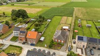 <p><strong>Ruime bouwgrond van 1.210 m² voor halfopen bebouwing met prachtig landelijk uitzicht</strong><br /></p><p>Bent u op zoek naar de ideale locatie om uw droomwoning te bouwen? <br />Dan is deze mooie bouwgrond in de Wilderstraat te Appelterre-Eichem (Ninove) zeker een bezoek waard.</p><p>Met een oppervlakte van <strong>1.210 m²</strong> biedt dit perceel alle ruimte om een ruime halfopen woning te realiseren, omringd door rust en groen. <br />Achteraan geniet u van een prachtig, weids uitzicht over de omliggende velden, terwijl de <strong>westgerichte tuin</strong> garant staat voor een optimale bezonning tot in de avonduren.</p><p>De bouwgrond is gelegen in een <strong>rustige, residentiële straat</strong> met hoofdzakelijk plaatselijk verkeer. Hierdoor geniet u van een <strong>aangename en veilige woonomgeving</strong>, zonder in te boeten aan bereikbaarheid. <br />Winkels, scholen, openbaar vervoer en het centrum van Ninove bevinden zich op slechts enkele minuten rijden. <br />Ook de verbindingswegen richting Aalst, Brussel en Geraardsbergen zijn vlot bereikbaar.</p><p><strong>Kenmerken</strong></p><ul><li><p>Perceeloppervlakte: <strong>1.210 m²</strong></p></li><li><p>Geschikt voor een <strong>halfopen bebouwing</strong></p></li><li><p>Straatbreedte: <strong>12.5 meter</strong></p></li><li><p>Gelegen in woongebied</p></li><li><p>Bouwvoorschriften volgens het geldende RUP (beschikbaar op aanvraag)</p></li><li><p><strong>Geen bouwverplichting</strong>: bouw wanneer het u uitkomt, met de architect en aannemer van uw keuze</p></li></ul><p><strong>Troeven</strong></p><ul><li><p>Rustige en kindvriendelijke woonomgeving</p></li><li><p>Prachtig, open uitzicht over het achterliggende groen</p></li><li><p>Westgerichte tuin met zon tot 's avonds</p></li><li><p>Ruime bouw- en tuinmogelijkheden</p></li><li><p>Ideale uitvalsbasis voor wandel- en fietsliefhebbers</p></li><li><p>Goede verbinding naar Ninove, Aalst, Brussel en Geraardsbergen</p></li></ul><p>Deze bouwgrond vormt een<strong> unieke opportuniteit</strong> voor wie op zoek is naar <strong>ruimte, rust en een landelijke omgeving</strong>, zonder afstand te doen van een <strong>vlotte bereikbaarheid</strong>.<br /></p><p><strong>Interesse?</strong> Neem vrijblijvend contact op met <strong>Topo-Immo</strong> voor meer informatie, de bouwvoorschriften, het verkavelingsplan of een bezoek ter plaatse.</p>