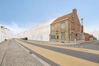 <p><span><span>Bent u op zoek naar een uitzonderlijk ruime woning met tal van mogelijkheden? Dan is deze halfopen bebouwing aan de Dikkebusseweg 100 in Ieper beslist een bezoek waard. Met een bewoonbare oppervlakte van maar liefst <strong>431 m²</strong> op een perceel van <strong>411 m²</strong> biedt deze eigendom alle ruimte voor een groot gezin, een zelfstandige activiteit of een combinatie van wonen en werken.<br /><br />Via de inkomhal bereikt u de leefruimte, bestaande uit een de woonkamer en een aparte eetkamer. Aansluitend bevinden zich de keuken en een lichtrijke veranda waar 1 groot geheel van kan gemaakt worden met extra uitbreidingsmogelijkheden. Op het gelijkvloers vindt u bovendien een volwaardige slaapkamer en badkamer, waardoor de woning ook perfect geschikt is voor wie gelijkvloers wil wonen.<br /><br />Daarnaast beschikt de woning over een praktische berging, een polyvalente ruimte die zich uitstekend leent als bureau, praktijkruimte, hobbykamer of extra opslagruimte, én een ruime garage met elektrische poort die aansluit op een ruim en zonnig terras.<br /><br />Op de eerste verdieping bevinden zich drie ruime slaapkamers. De vaste trap naar de zolder biedt bovendien de mogelijkheid om extra slaapkamers, een hobbyruimte of een thuisbureau te creëren, zodat de woning volledig kan meegroeien met uw woonwensen.<br />Ook op vlak van energie heeft deze woning heel wat te bieden. Ze werd in 2015 grotendeels vernieuwd en is uitgerust met <strong>24 zonnepanelen</strong> en <strong>twee thuisbatterijen</strong>, wat zorgt voor een lagere energiekost en een duurzaam, toekomstgericht wooncomfort.<br /><br />Naast de beschikbare volumes geniet deze eigendom ook van een bijzonder gunstige ligging. De woning bevindt zich langs de vernieuwde Dikkebusseweg, op slechts enkele minuten van het historische centrum van Ieper. Winkels, scholen, horeca, sportfaciliteiten en openbaar vervoer bevinden zich in de nabije omgeving, terwijl u dankzij de vlotte verbindingen snel richting Heuvelland, Poperinge en de A19 rijdt. De recente heraanleg van de Dikkebusseweg, met veilige fiets- en voetpaden, verhoogt bovendien het dagelijkse wooncomfort en de verkeersveiligheid.<br /><br />De voormalige handelsfunctie van het pand biedt bovendien interessante perspectieven voor zelfstandigen, vrije beroepen of ondernemers die wonen en werken op één locatie willen combineren.<br /><br />Gezien de ligging, de lengte (50 m) en breedte van de woning (8m) kan dit mogelijk een opportuniteit zijn voor <strong>bouwpromotoren of projectontwikkelaars. </strong><br /><br /><u><em><strong>Troeven van deze woning:</strong></em></u></span></span></p>
<ul>
<li><span><span>Halfopen bebouwing op een perceel van 411 m²;</span></span></li>
<li><span><span>Uitzonderlijke bewoonbare oppervlakte van 431 m²;</span></span></li>
<li><span><span>4 volwaardige slaapkamers;</span></span></li>
<li><span><span>Slaapkamer en badkamer op het gelijkvloers;</span></span></li>
<li><span><span>Polyvalente ruimtes voor bureau, praktijk of hobby;</span></span></li>
<li><span><span>Voormalige handelswoning met tal van mogelijkheden;</span></span></li>
<li><span><span>Garage met elektrische poort;</span></span></li>
<li><span><span>Zonnig terras met tuinhuis;</span></span></li>
<li><span><span>Vaste trap naar een ruime zolder met uitbreidingsmogelijkheden;</span></span></li>
<li><span><span>Grotendeels vernieuwd in 2015;</span></span></li>
<li><span><span>24 zonnepanelen en twee thuisbatterijen (ook 50 A beschikbaar); </span></span></li>
<li><span><span>Uitstekende bereikbaarheid en nabij het centrum van Ieper;</span></span></li>
<li><span><span>Ideaal voor grote gezinnen, zelfstandigen of wie op zoek is naar veel ruimte en flexibiliteit;</span></span></li>
</ul>
<p><span><span>Deze eigendom combineert uitzonderlijke ruimte, veelzijdigheid, energiezuinigheid en een strategische ligging. Een unieke opportuniteit voor wie op zoek is naar een woning met karakter én toekomstmogelijkheden.<br />Maak vandaag nog een afspraak en ontdek zelf het potentieel van deze bijzondere woning.<br /><br />Bel 051/50 11 51 of mail naar info@diksimmo.be en ontdek uw nieuwe thuis in hartje Ieper.</span></span></p>