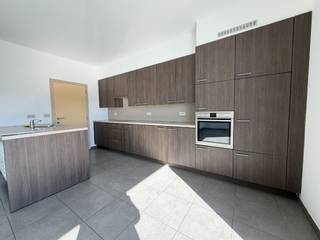 ✨ Op zoek naar het perfecte plekje waar comfort, stijl en lichtinval naadloos samenkomen? Dit magnifieke, recent gebouwde appartement op de eerste verdieping is een absolute topper in zijn klasse! ✨<br /><br />Waarom je hier op het eerste gezicht verliefd op wordt:<br /><br />Zonovergoten leefruimte: Ontspan in de royale living waar het natuurlijke licht rijkelijk binnenstroomt, met een prachtig, rustgevend uitzicht op het zonnige zuidwestgericht terras. Hier geniet je van 's middags tot 's avonds van het zonnetje!<br />Hedendaagse keuken: Een ruime, modern afgewerkte keuken voorzien van stijlvolle ingemaakte kasten — klaar voor jouw culinaire creaties.<br />Twee volwaardige slaapkamers: Twee ruime, rustgevende slaapkamers die flexibel in te richten zijn als master bedroom, dressing of thuiswerkplek.<br />Moderne badkamer: Strak afgewerkt met een elegante wastafel, inloopdouche en praktische aansluiting voor je wasmachine.<br />Alles-in-één comfort: Inclusief een ruime inkomhal, apart toilet, handige privéberging én een inbegrepen private garage en gemeenschappelijke fietsenberging.<br />Uiterst energiezuinig: Met een gunstig B-label (EPB: 138 kWh/m² - E83) zit je hier helemaal goed voor een lage energiefactuur.<br /><br /><u>Practicalia :</u><br />Huurprijs: € 820 + € 30 kosten/maand<br />Huurwaarborg : 3 maanden huur (2.460,00 euro), geblokkeerd op naam van de huurder<br />Beschikbaarheid: Vrij vanaf 1 januari 2027 (in overleg reeds beschikbaar vanaf 1 november 2026)<br />EPC : B<br />Asbest : Asbestvrij<br /><br />Laat deze kans niet aan je voorbijgaan! Neem vandaag nog contact op met Stefan of Guillaume via 056 70 52 62 voor een bezoek en laat je overtuigen door de charme van dit unieke appartement.